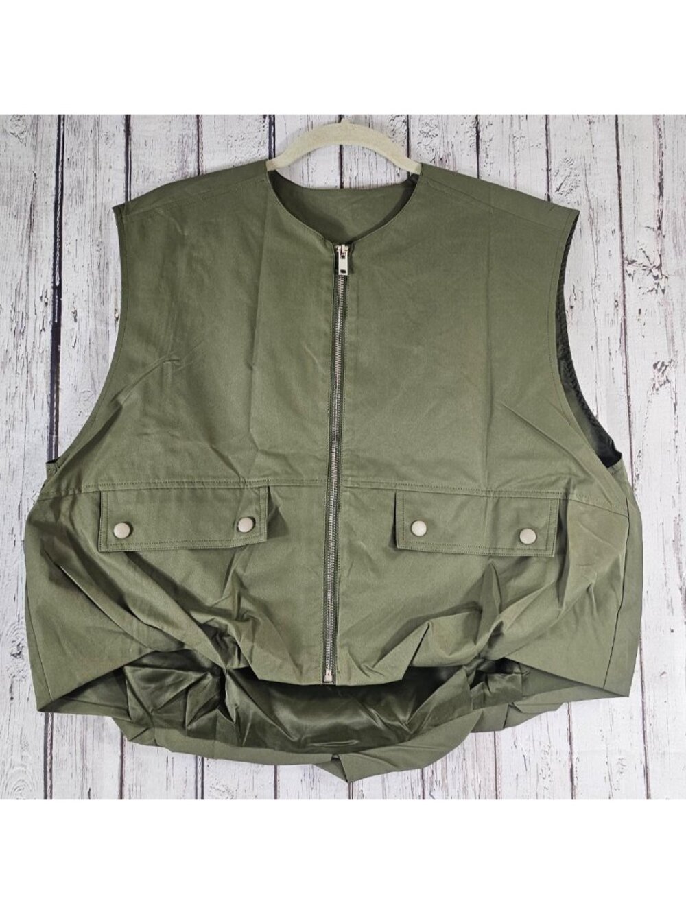Army green vest with zipper and pockets. Size: M #military #vests
